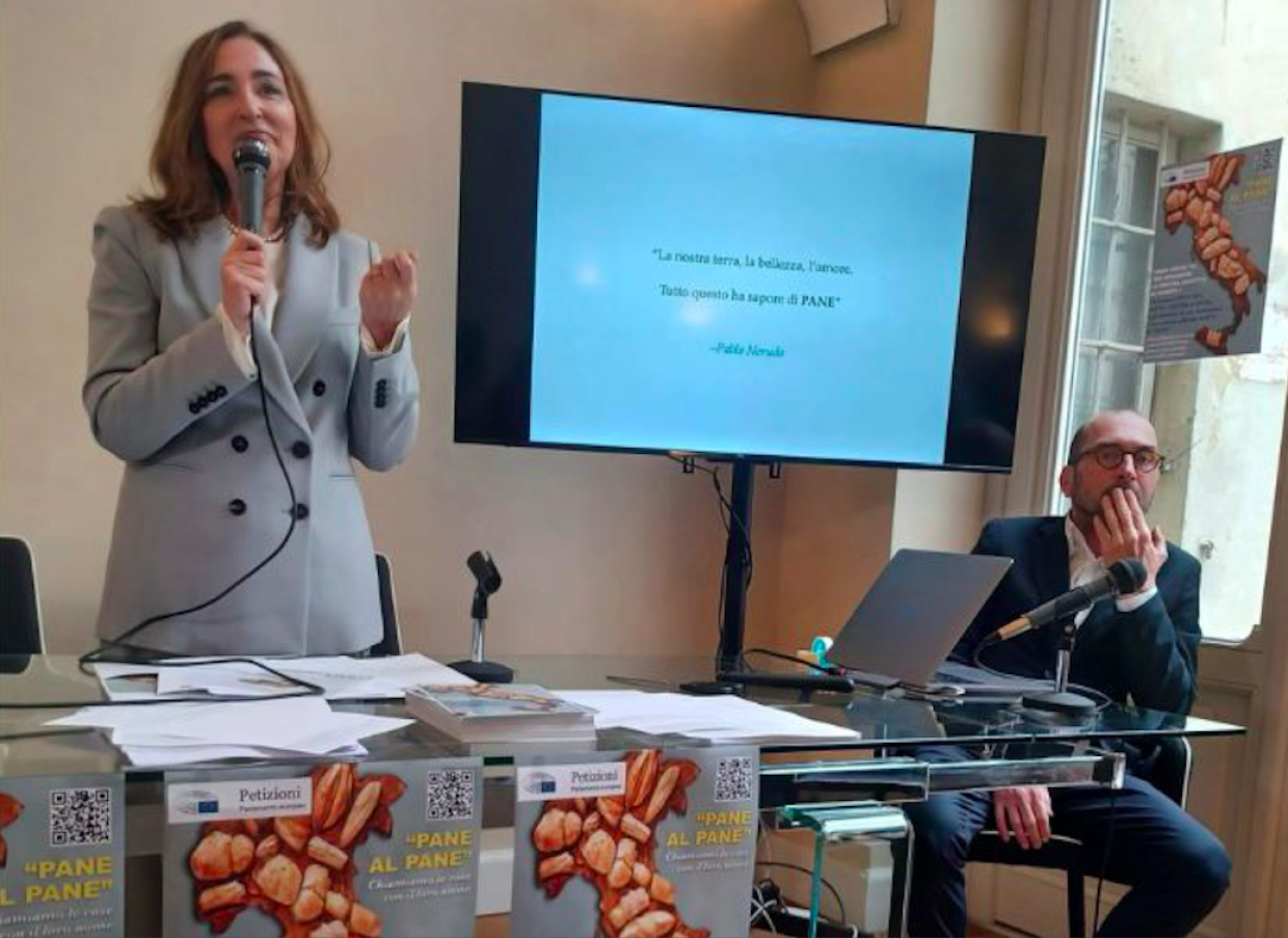 La presentazione della raccolta firme a Torino (Facebook)