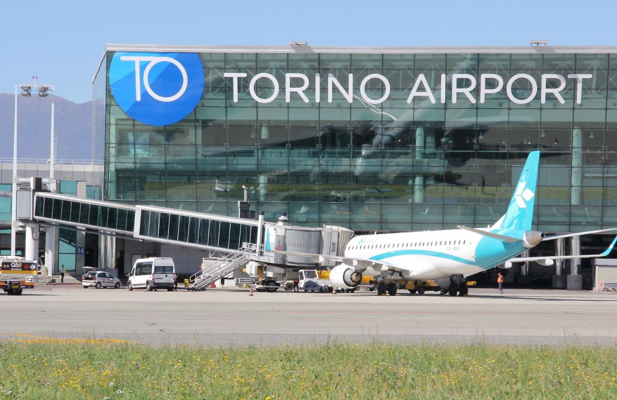 Disagi alla Vigilia: voli cancellati da Torino, passeggeri bloccati 