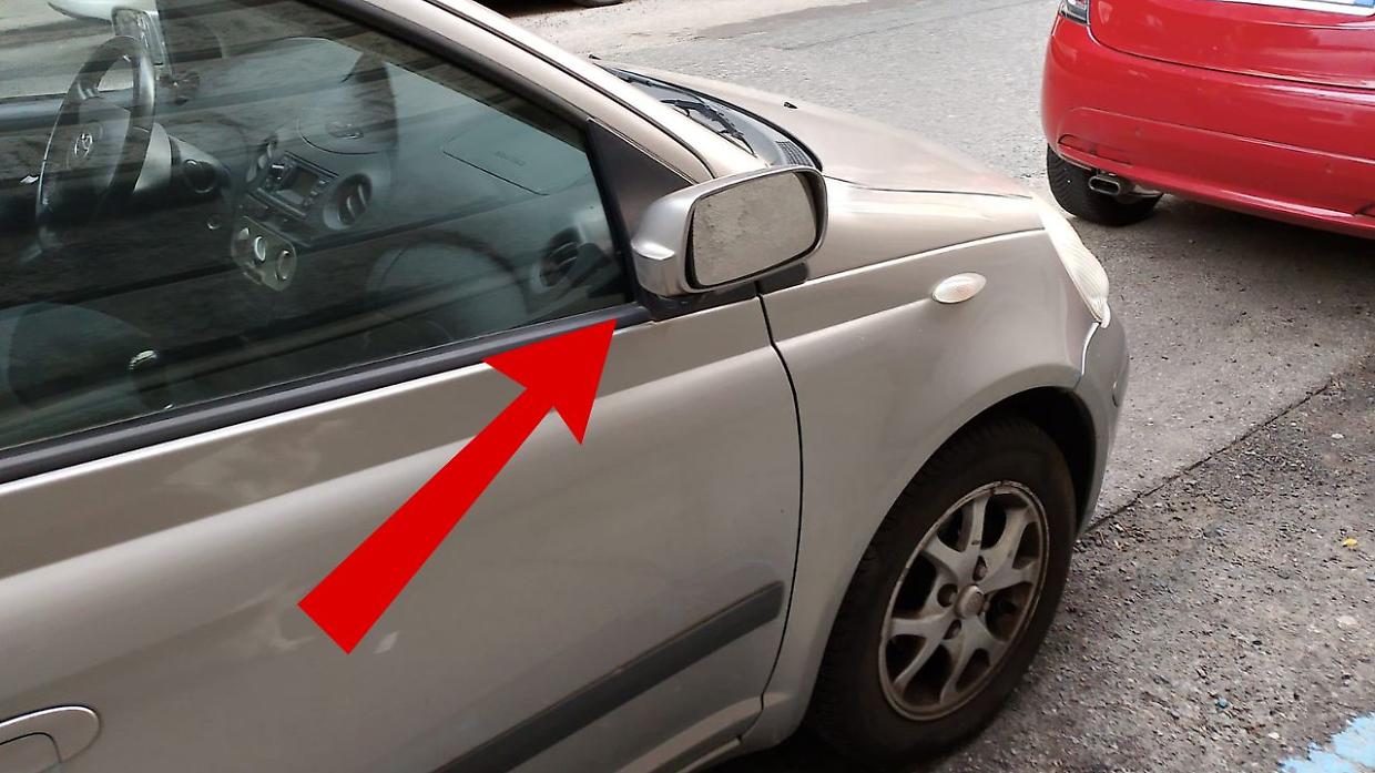 I vandali si divertono a spaccare gli specchietti delle auto parcheggiate