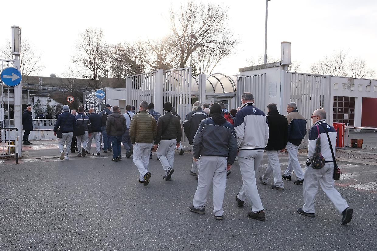 Allarme cassa integrazione in Piemonte. Uilm: "E' cresciuta del 35% in un anno. Stellantis deve produrre 200mila vetture all'anno a Mirafiori"