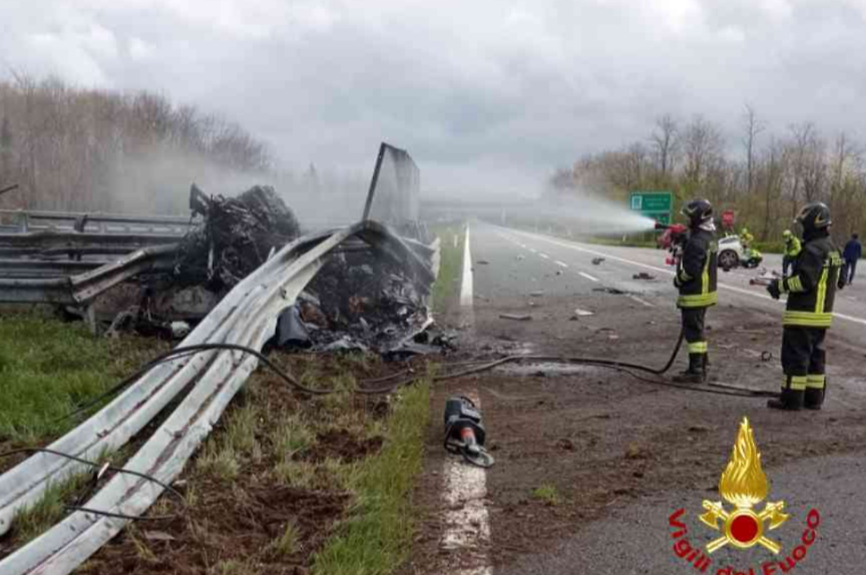 Un altro morto sulle strade, oggi è il secondo. Una settimana fa nello stesso luogo la tragedia della Ferrari