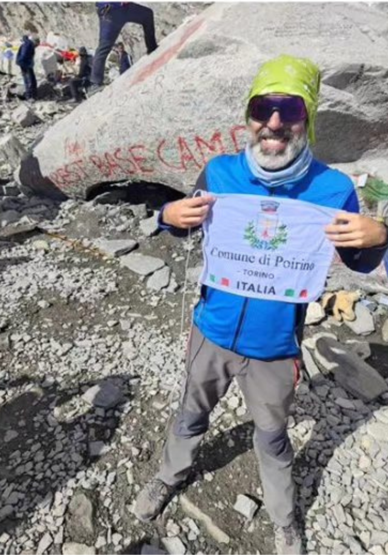 Fabrizio Burzio sull'Everest con la bandiera di Poirino(fonte Facebook)