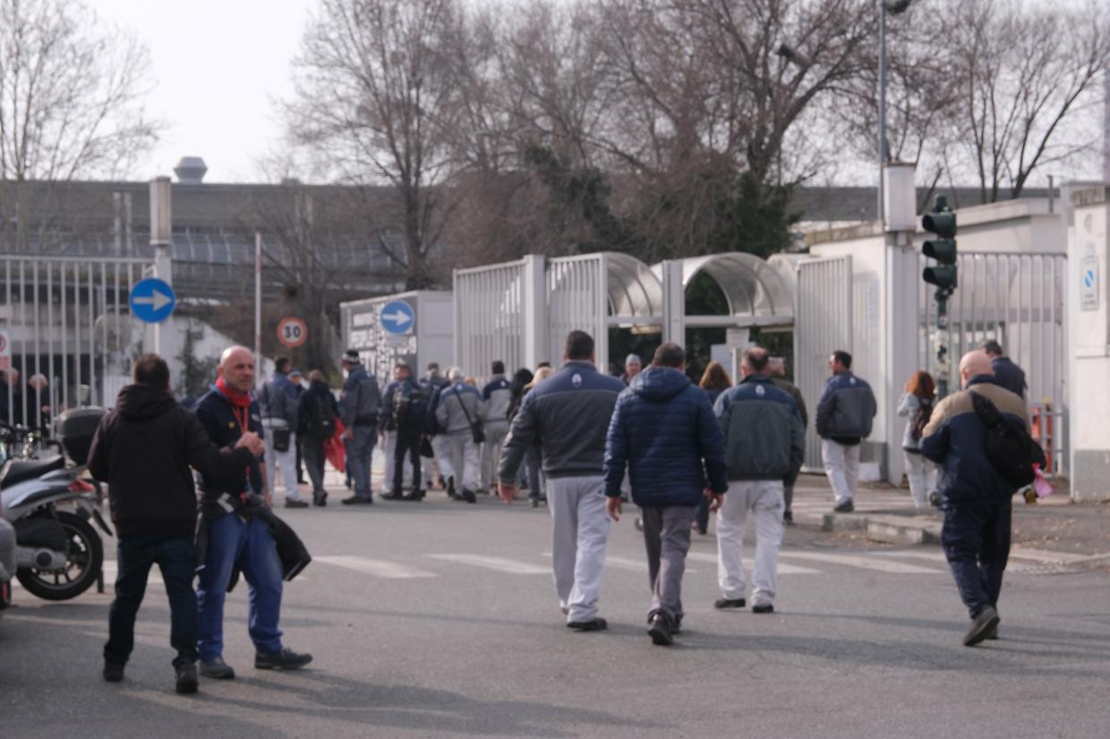 Stellantis, sindacati delusi dal confronto con Tavares. Ma in Borsa il titolo torna a salire