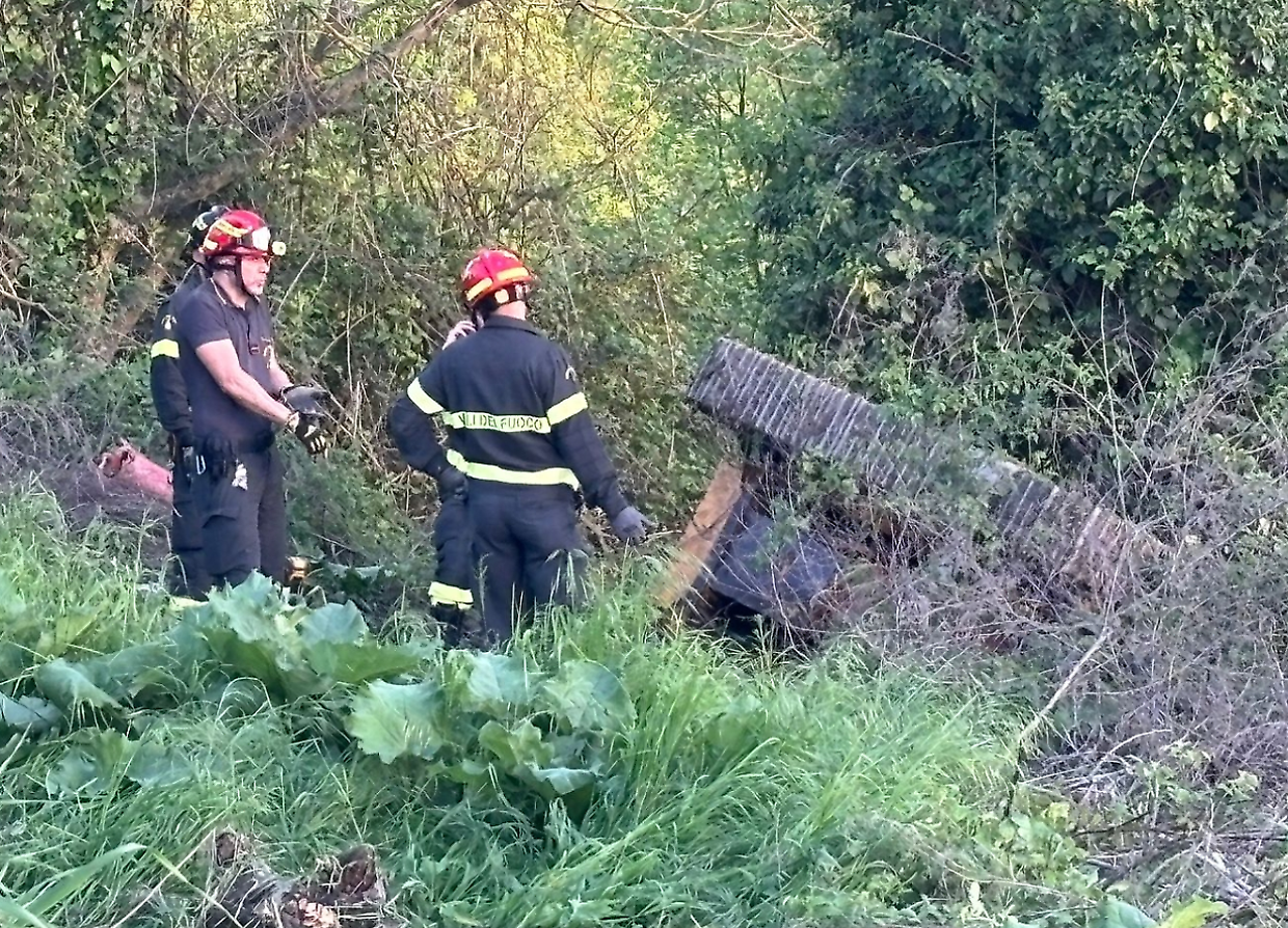 Muore schiacciato dalla pala meccanica che si ribalta