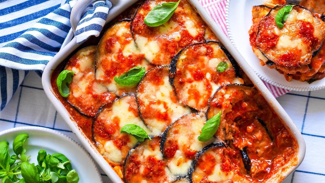 Le melanzane grigliate e fritteCon basilico ecco la parmigiana