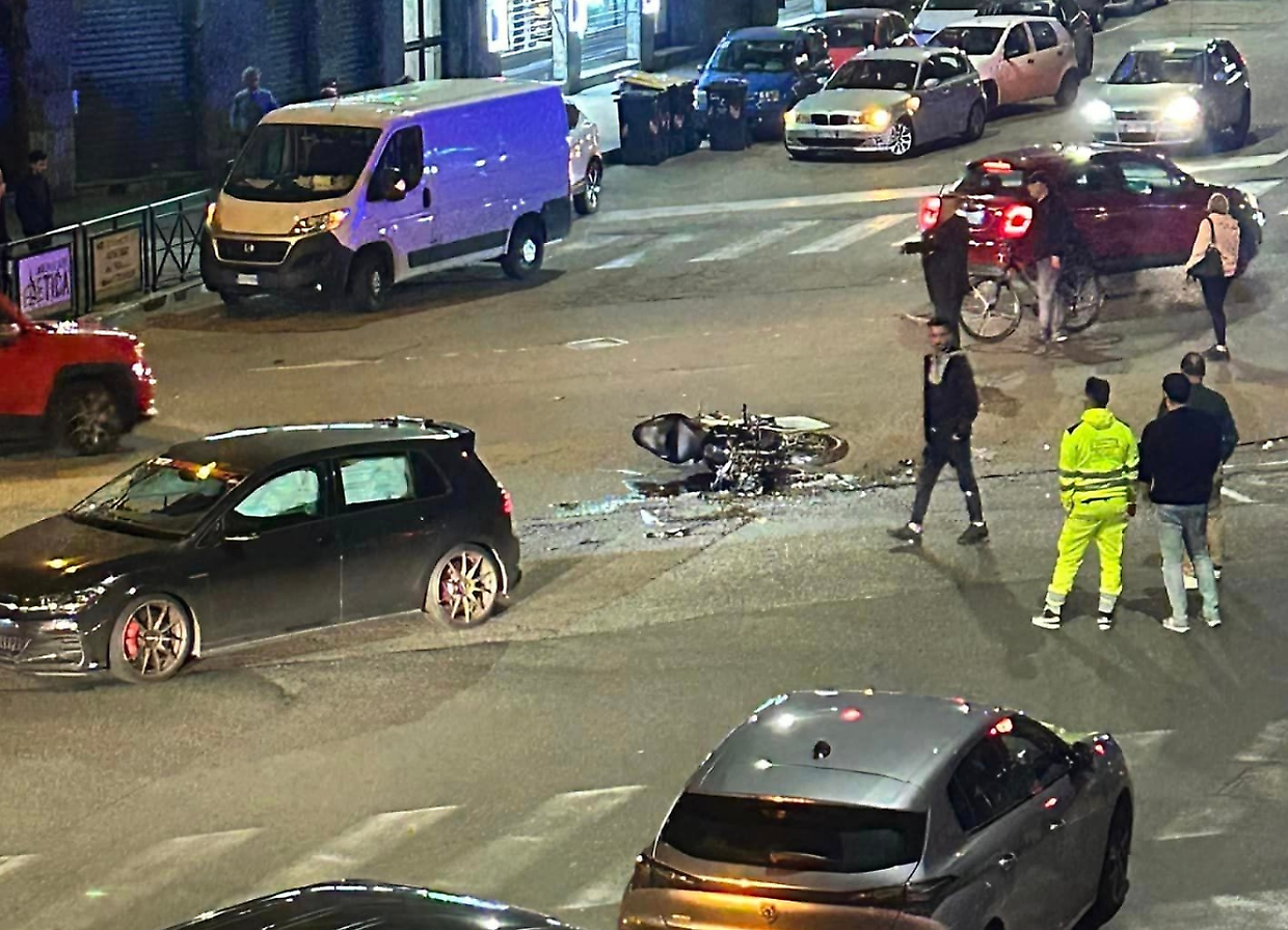 In moto contro un'auto, grave un motociclista. Ricoverata anche una donna ferita nell'incidente