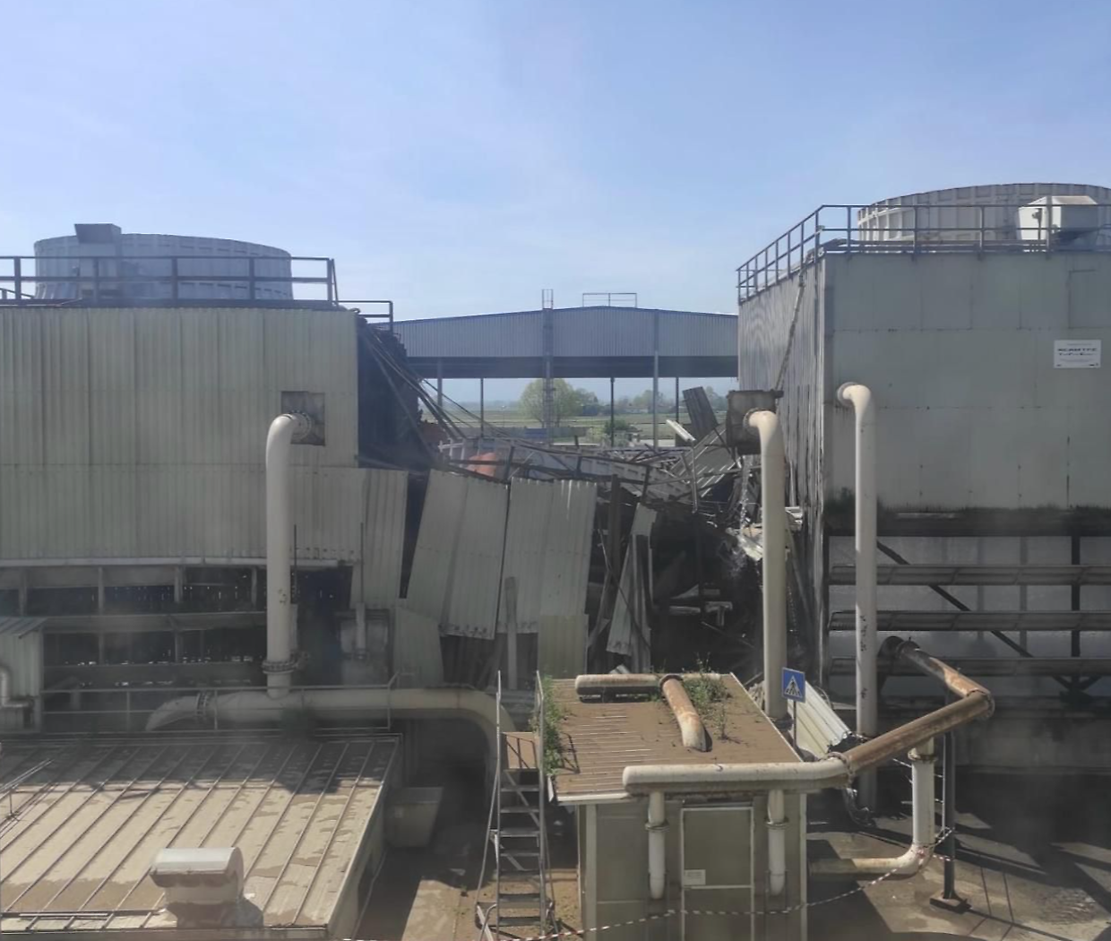Crolla la torre della centrale elettrica, paura ad Airasca