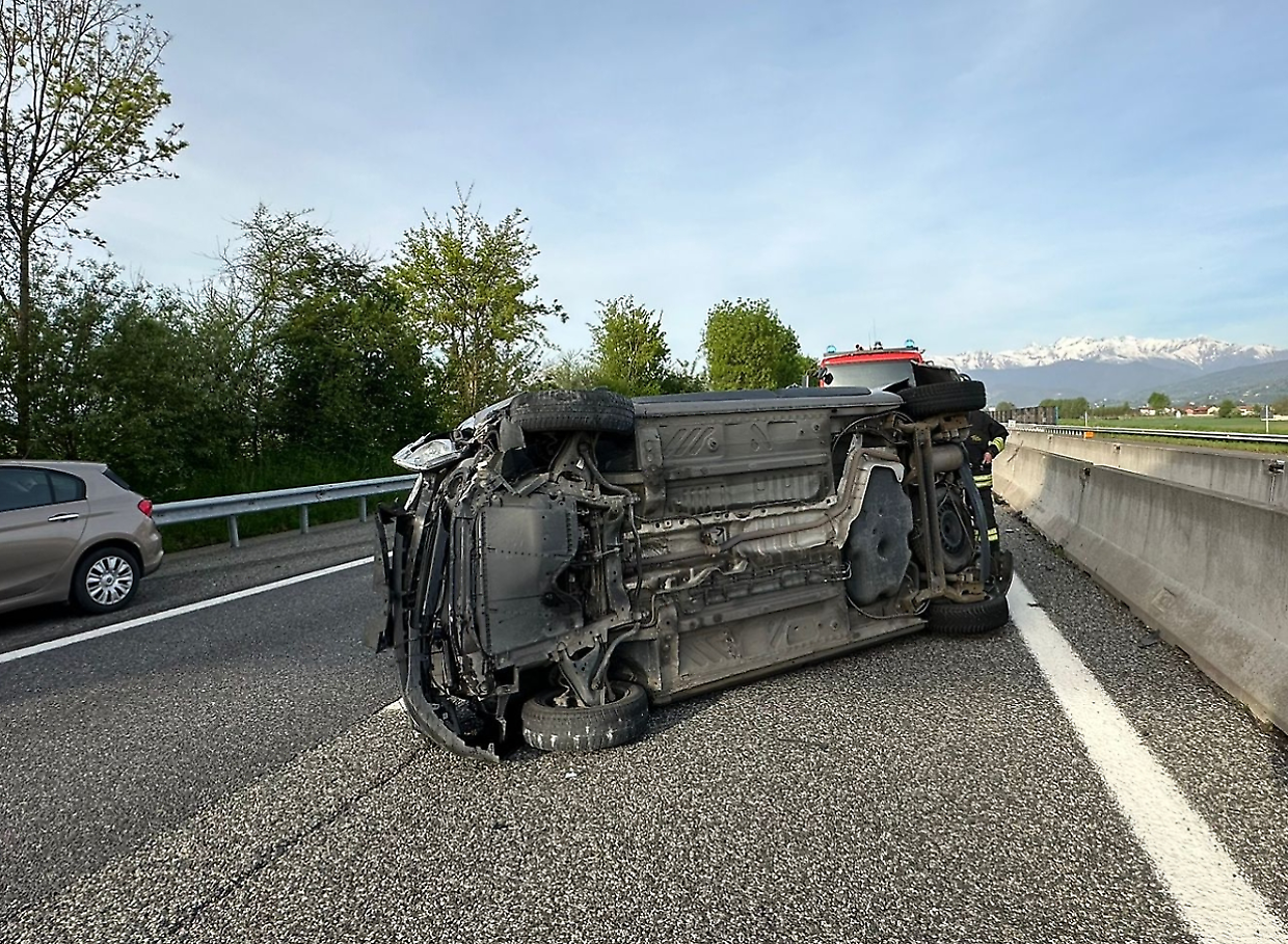 Un'auto si ribalta dopo uno scontro con un furgone sulla Torino-Pinerolo