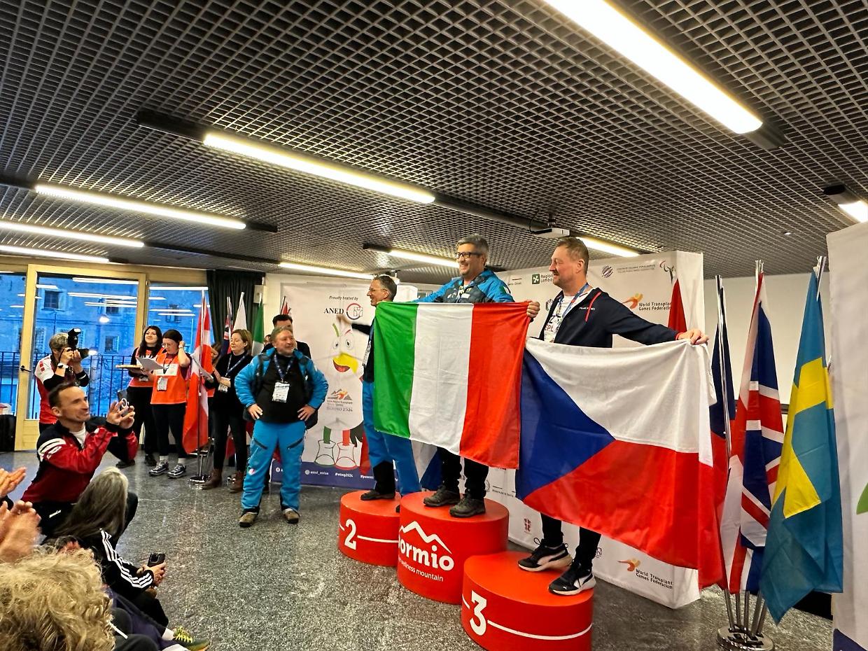 La moglie gli dona il rene e dopo cinque mesi lui vince la medaglia d'oro di sci