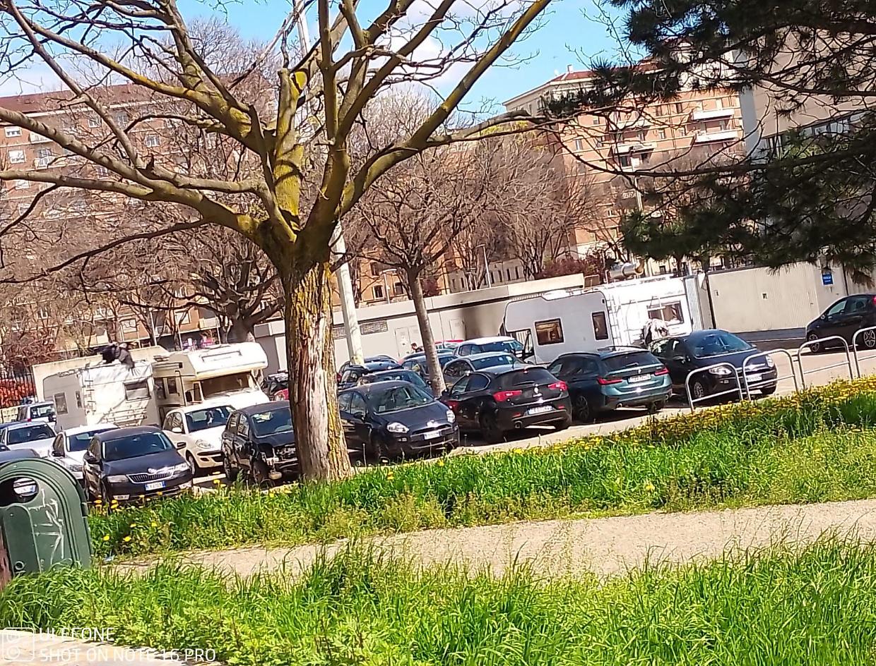 Camper e roulottes invadono il parcheggio del borgo
