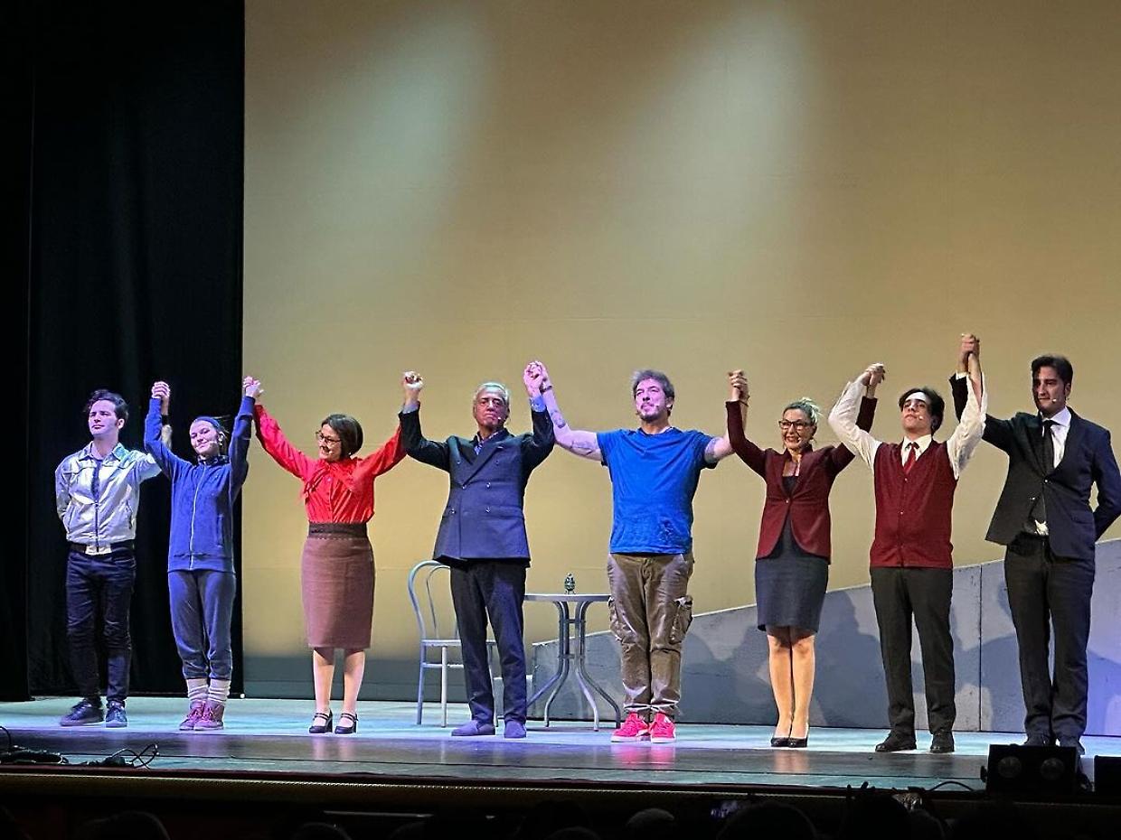 Massimo Ghini e Paolo Ruffini sul palco insieme al cast dello spettacolo (Instagram)