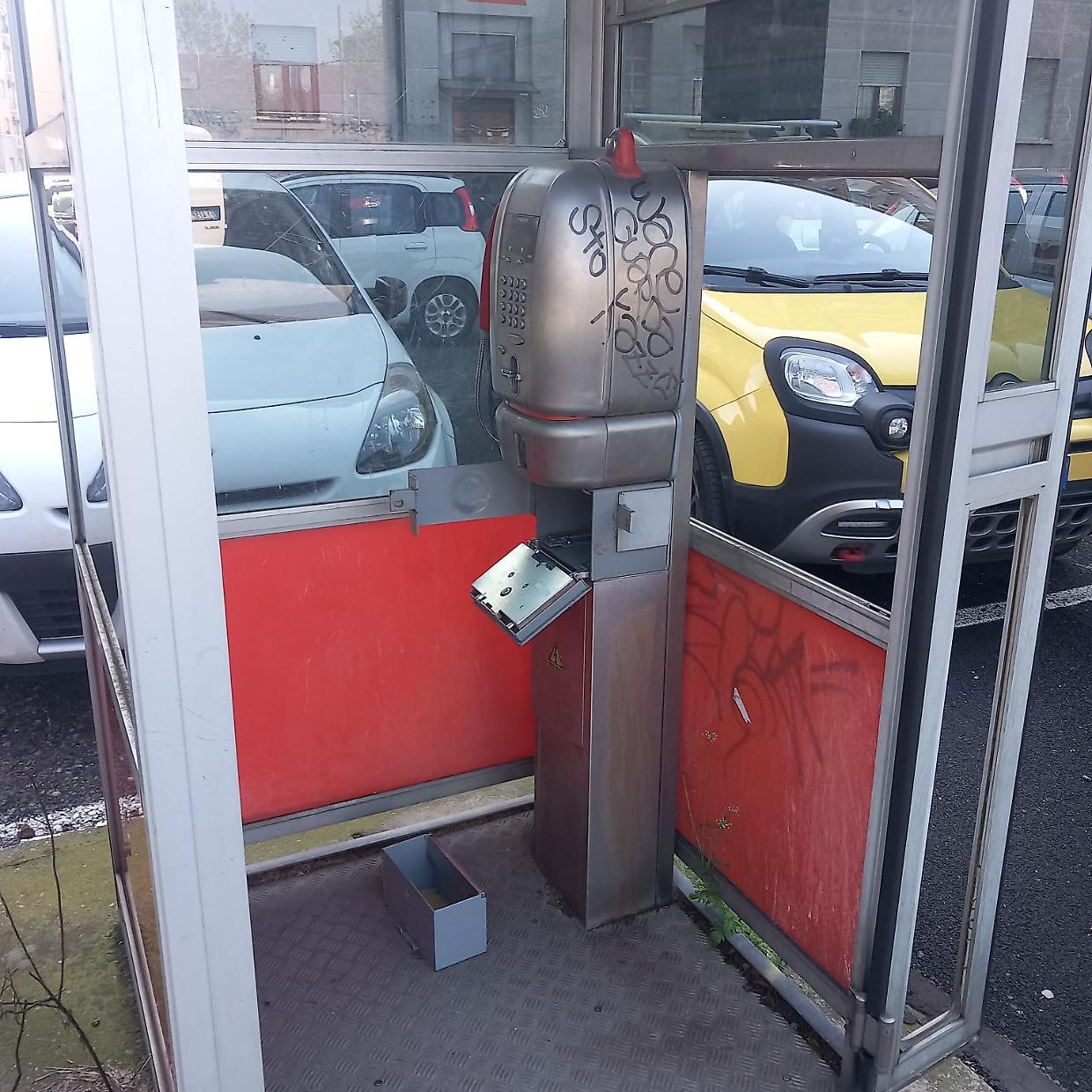 Cabina telefonica abbandonata a Lucento: discarica e latrina in via Val della Torre