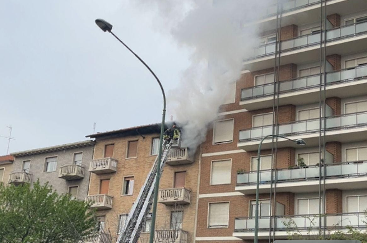 I vigili del fuoco con l'autoscala per raggiungere l'alloggio in fiamme (Amico Reporter Giada e Amico Reporter Ale)