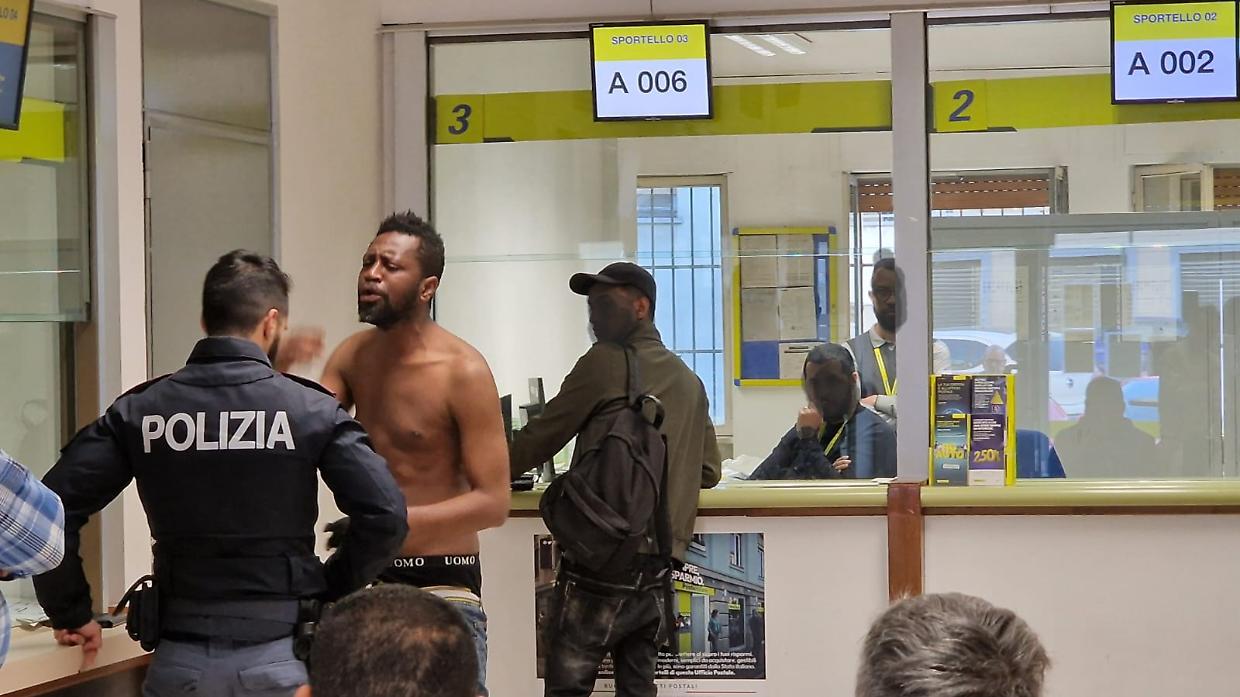 La polizia a colloquio con l'esagitato nell'ufficio postale