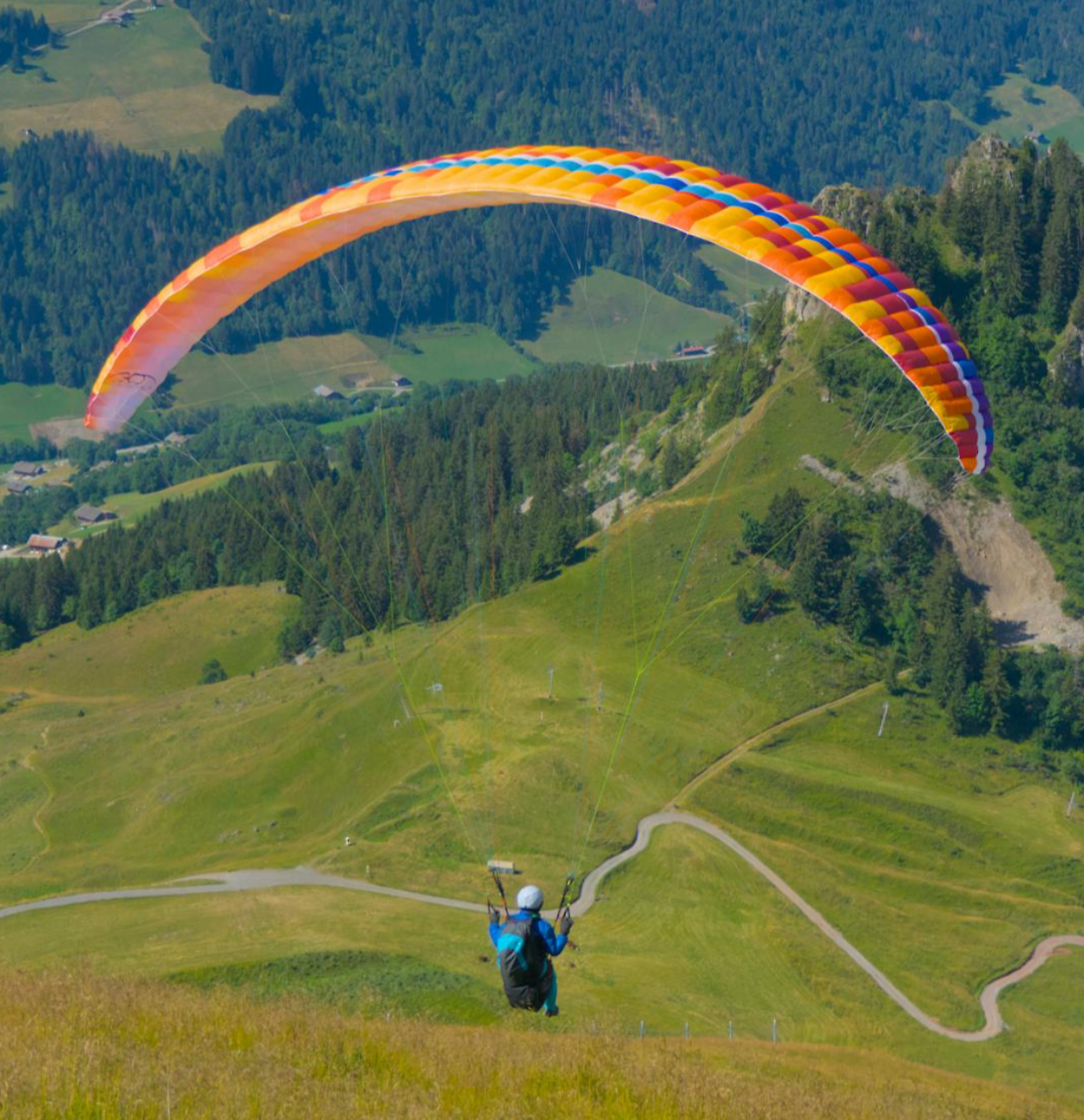 Parapendista precipita sui boschi del monte Cavallaria, nel Canavese (Foto d'archivio)