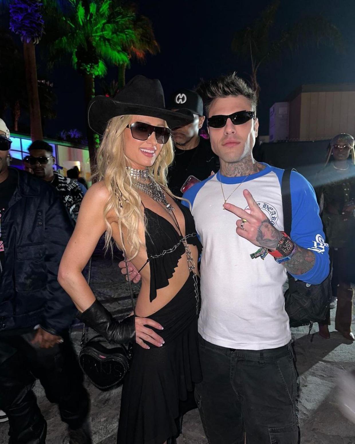 Fedez e Paris Hilton insieme al Coachella mentre Chiara Ferragni scompare dai social media