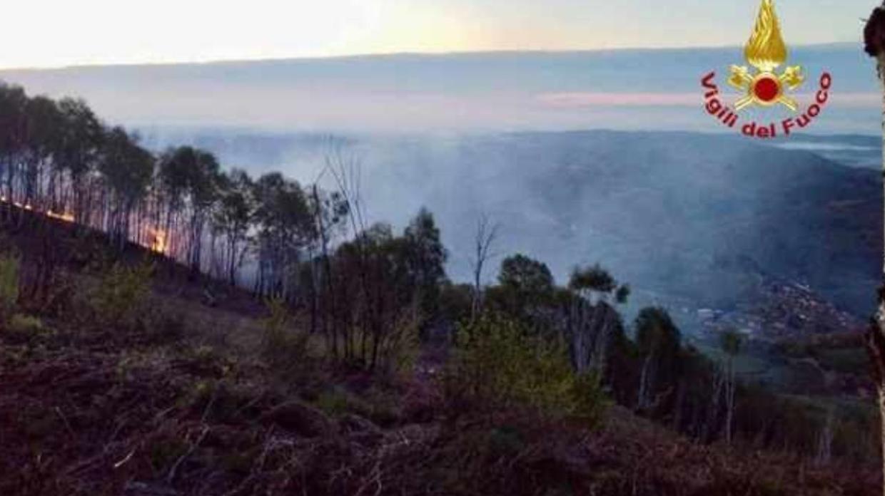 Incendio sulle montagne Biellesi: le fiamme divampano tra Andrate e l'Alpe Cavanna