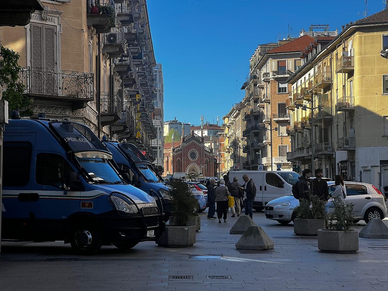 La polizia sul posto durante lo sgombero del palazzo