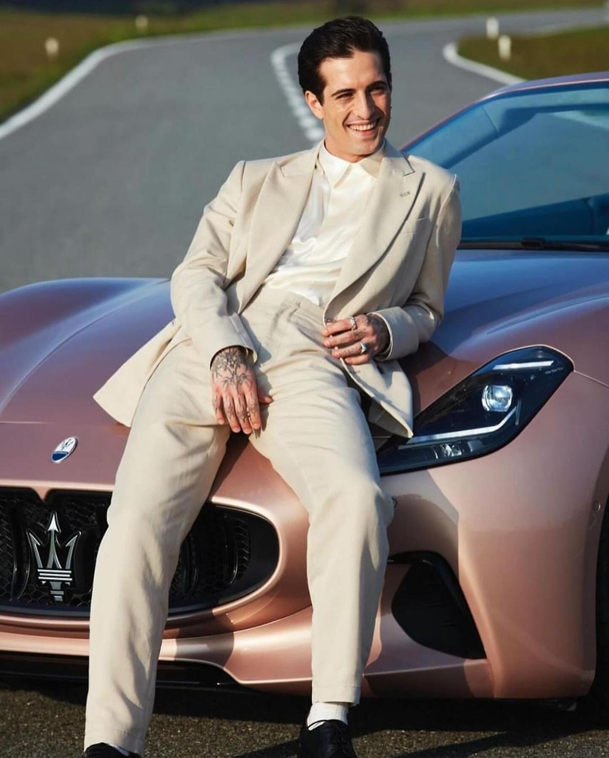 Damiano David, leader dei M&aring;neskin, e la Maserati Folgore 