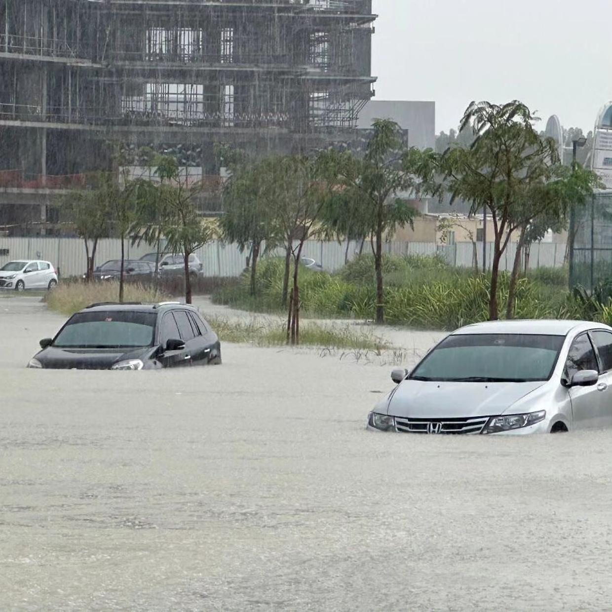 Le strade di Dubai completamente allagate