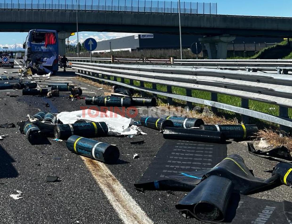 Incidente sull'A4, un camion si schianta contro un autobus carico di passeggeri