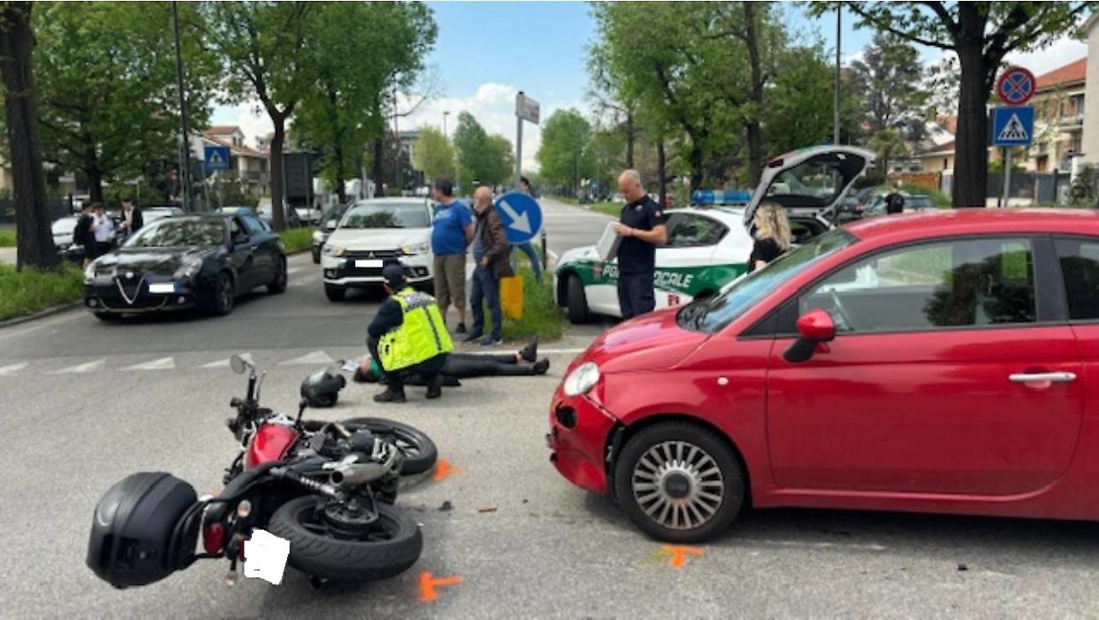 Con la Triumph si schianta contro una Fiat 500, una motociclista ferita nell'incidente stradale 