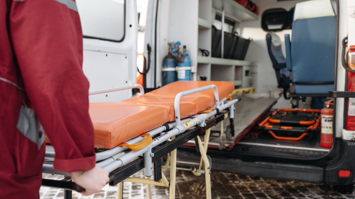 Lo scontro violento tra un camion e due auto causa due feriti 