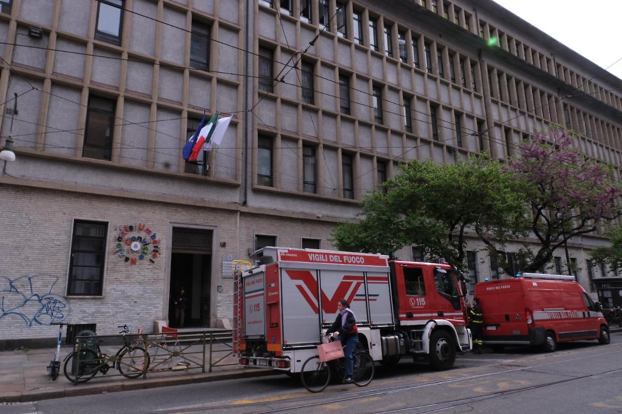 Fiamme a scuola, evacuati tutti gli studenti