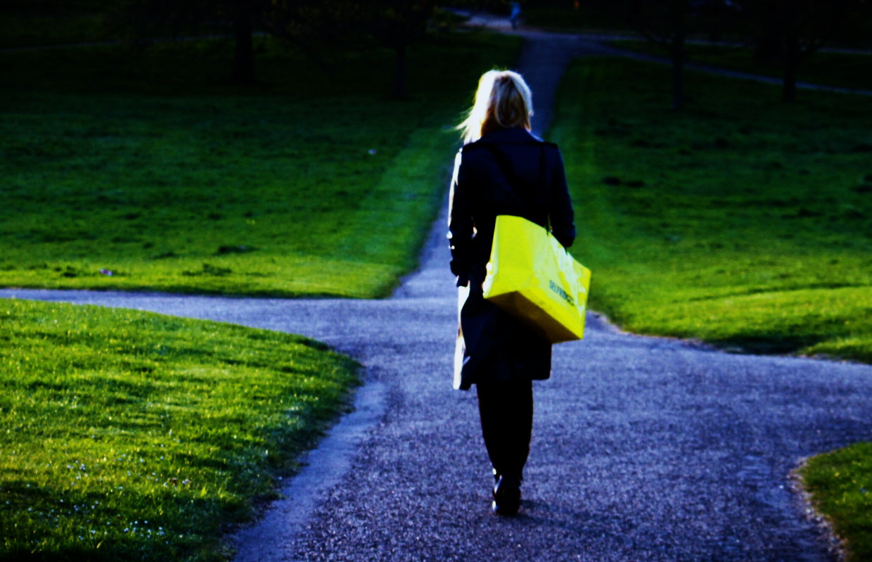 Le offre un lavoro e la violenta nel parco. Ma ora lo stupratore è nei guai