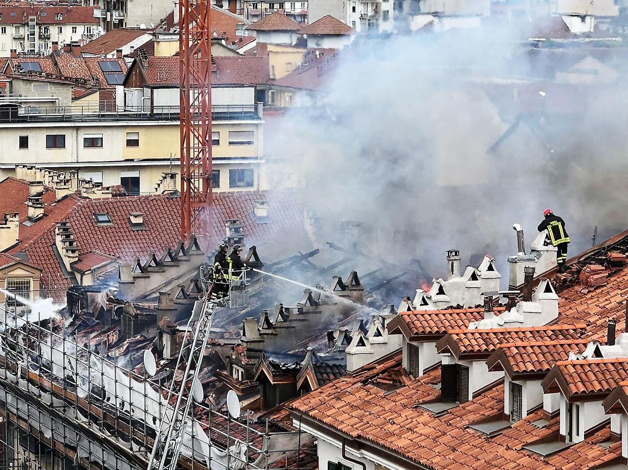 Incendio via Vanchiglia: otto mansarde distrutte e quaranta sfollati