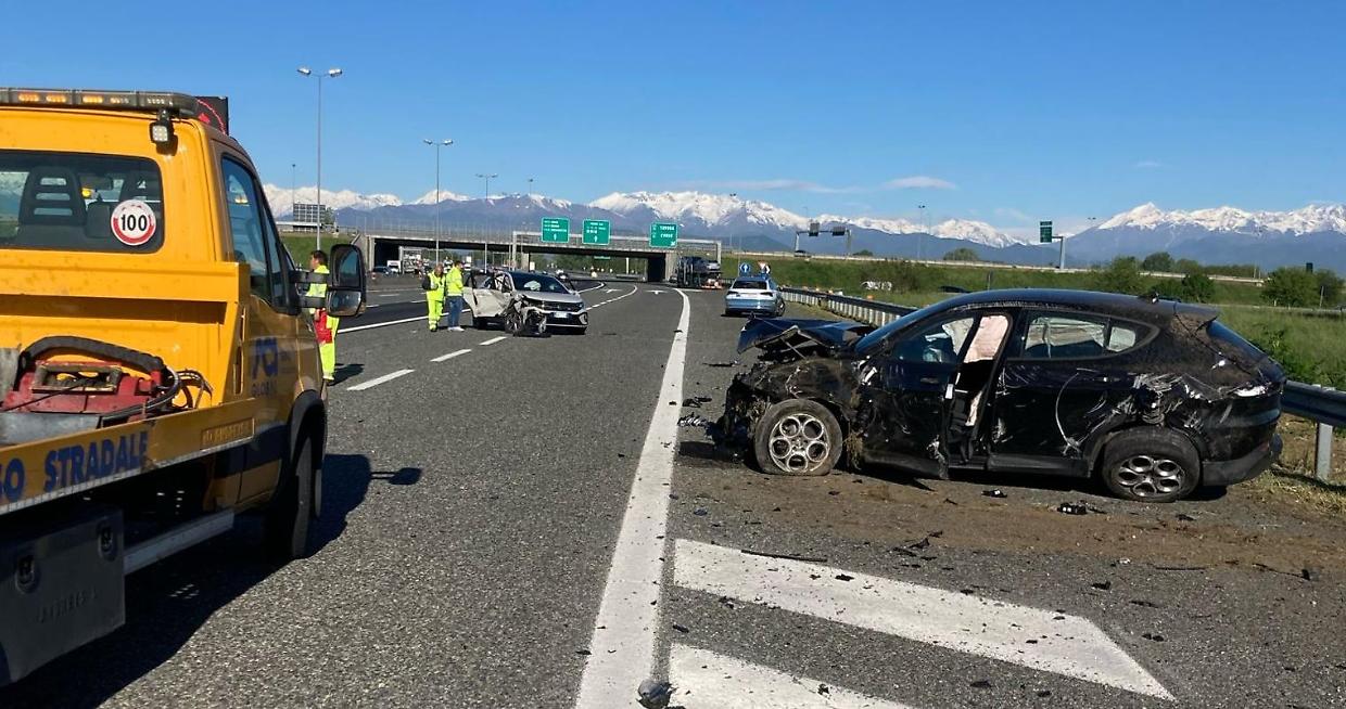 Sei feriti nello schianto in tangenziale. Traffico in tilt