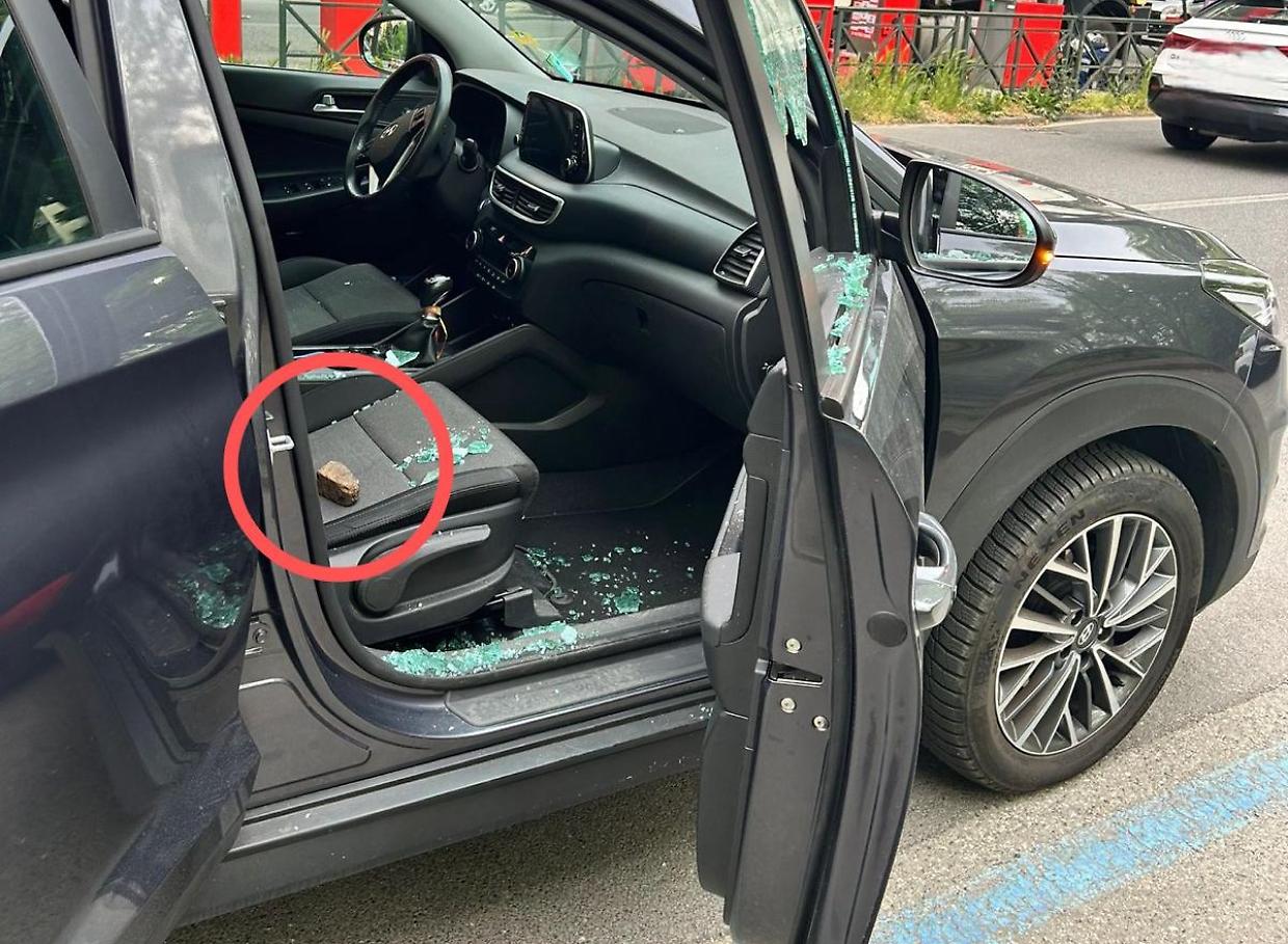 Il lanciatore di sassi colpisce ancora: ferito il passeggero di un'auto