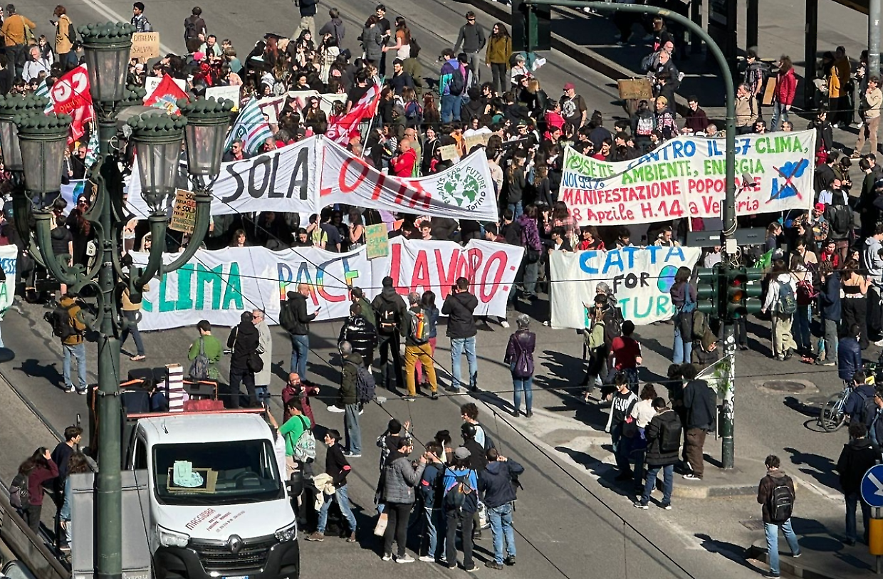 Fridays for future, mille in corteo con sindacati e centri sociali
