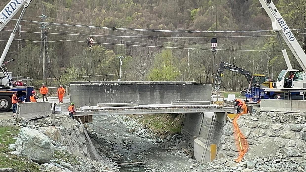  Lavori in corso per la ricostruzione del ponte sul rio Venaus, lungo la Strada Provinciale 32 nella Valle di Viù, nel Comune di Usseglio