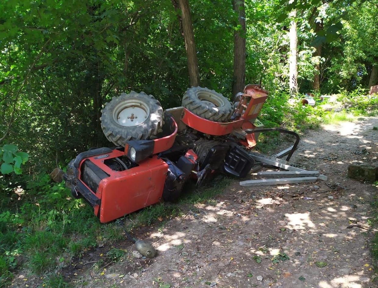 Finisce in una scarpata col trattore: morto un agricoltore