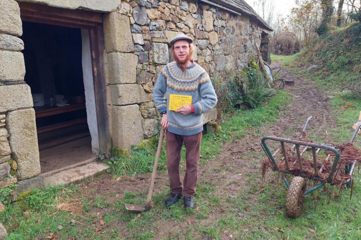 Samuel Lewis davanti alla sua casa
