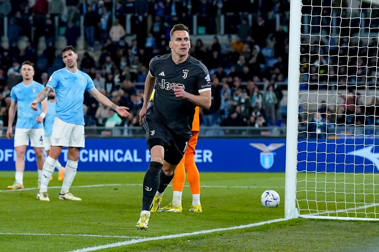 L'esultanza di Arkadiusz Milik al gol che vale la finale della Juve