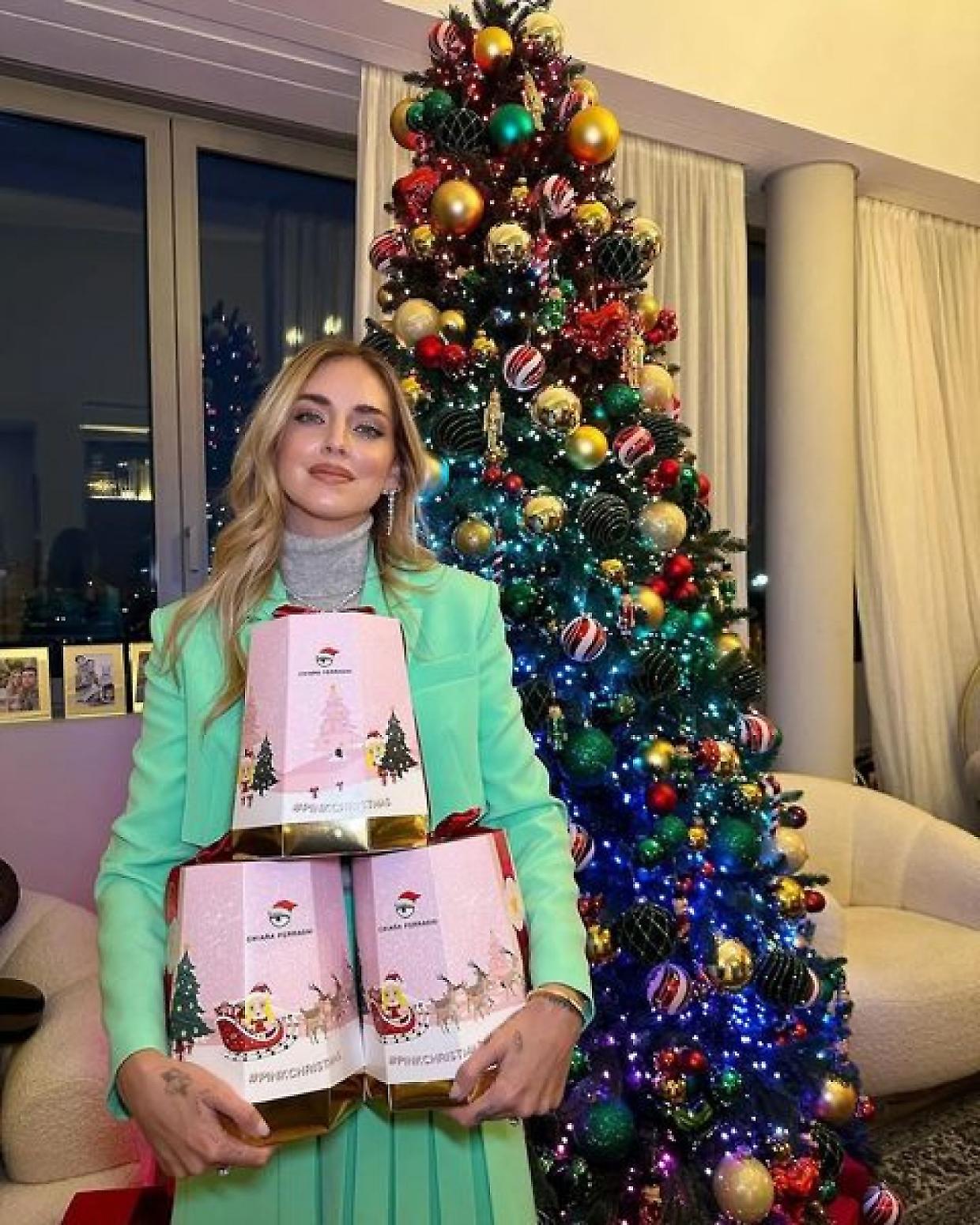 L'influencer Chiara Ferragni col pandoro Balocco “Pink Christmas”