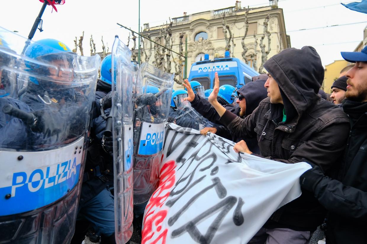 Uno dei tanti scontri tra antagonisti e polizia a Torino