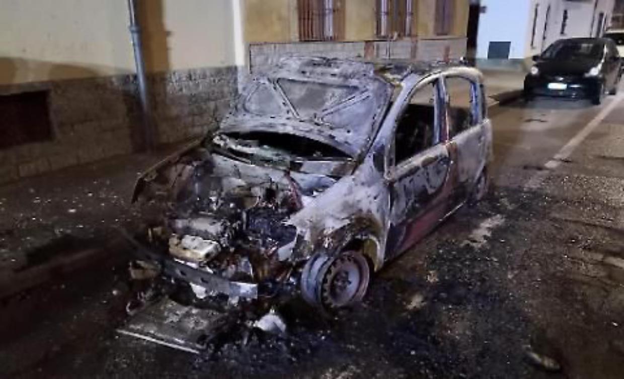 Le incendia l’auto e il portone di casa, ma non andrà a processo