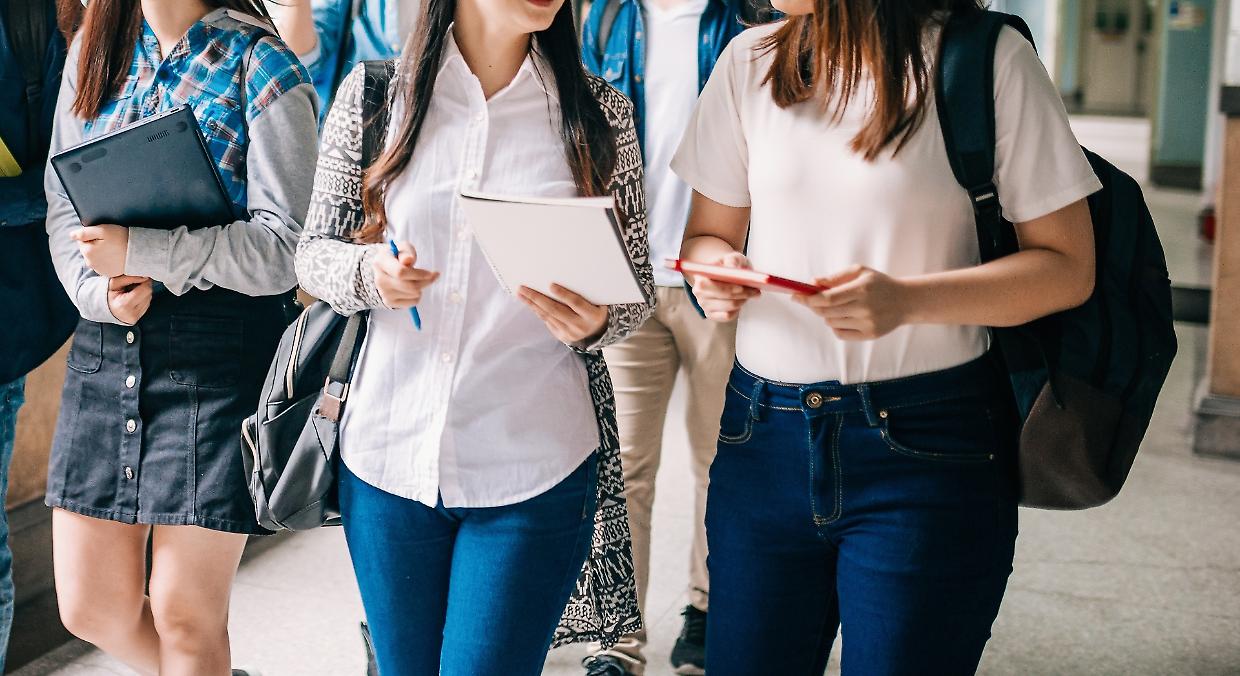 Baci e sguardi alle allieve, professore di sostegno a processo: «Mi accusano per vendetta»