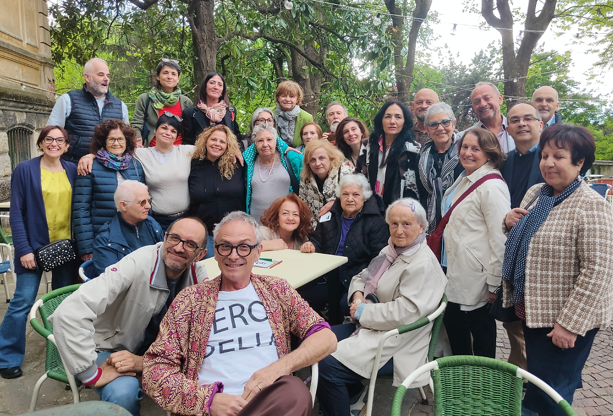 Abbandonati dalle mamme nel brefotrofio, si ritrovano dopo 50 anni da Flashback: «Tra noi c'è un legame unico»