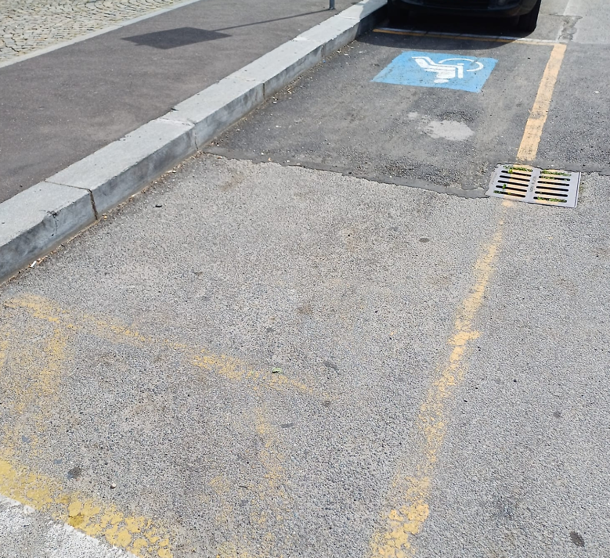 Il parcheggio riservato ai disabili in corso Gamba