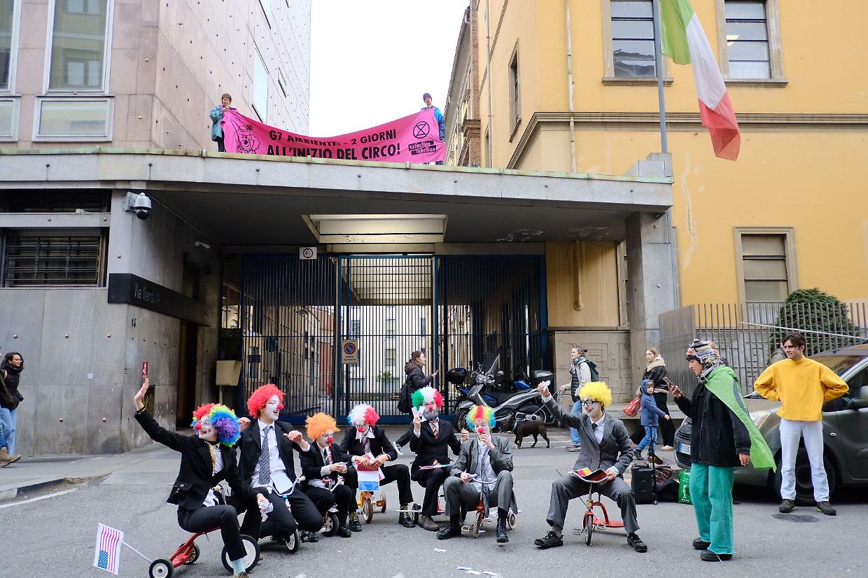 Un gruppo di attivisti travestiti da clown protesta davanti alla Rai di Torino