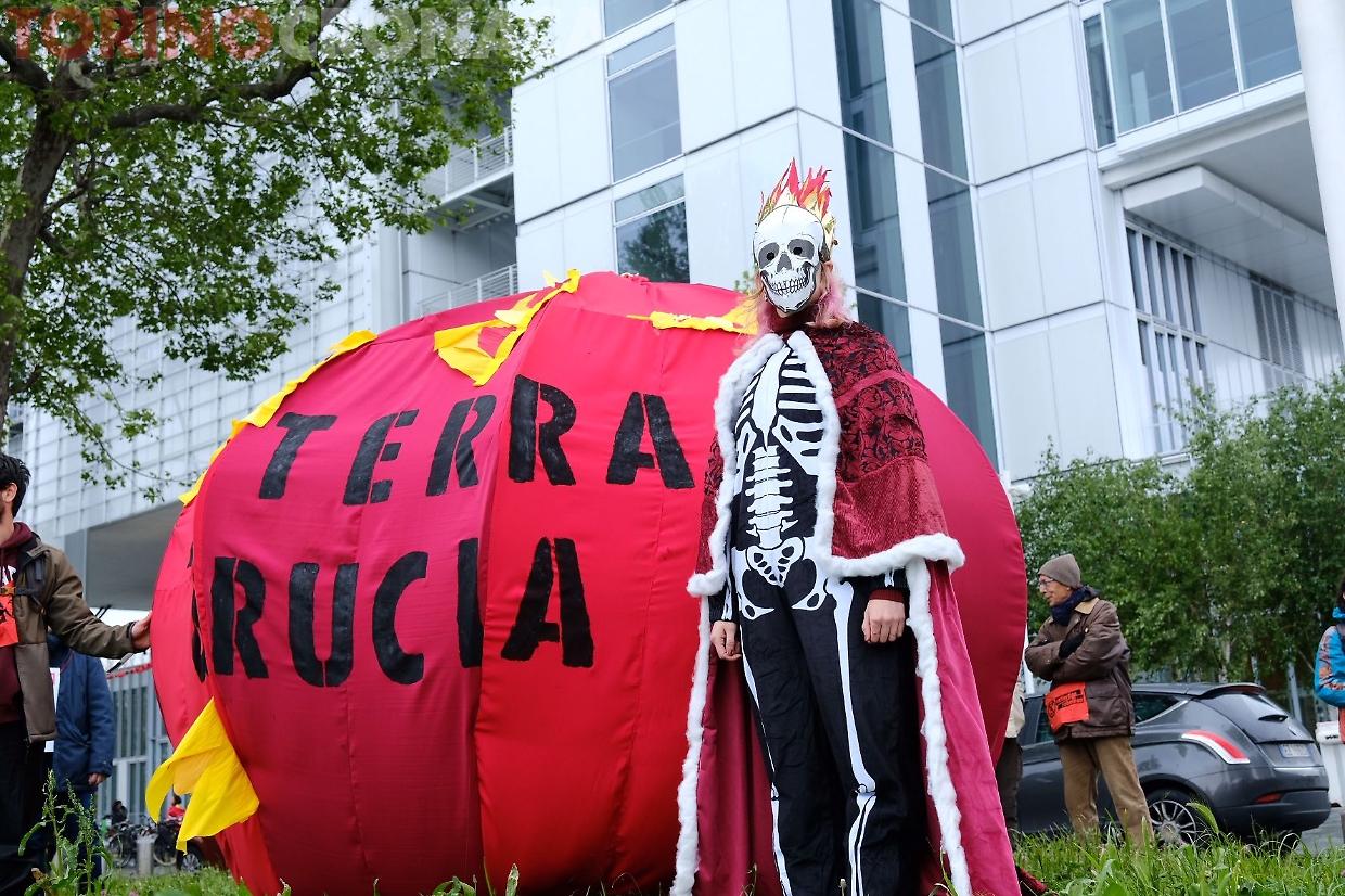 "La terra brucia" in 100 sotto - e dentro - al grattacielo Sanpaolo contro il G7
