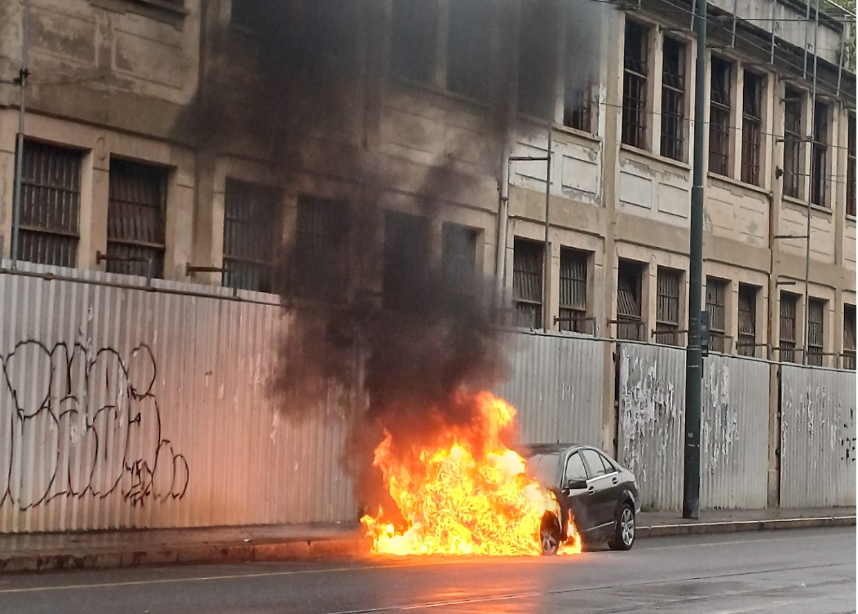 Brucia un'auto davanti al comando della polizia municipale