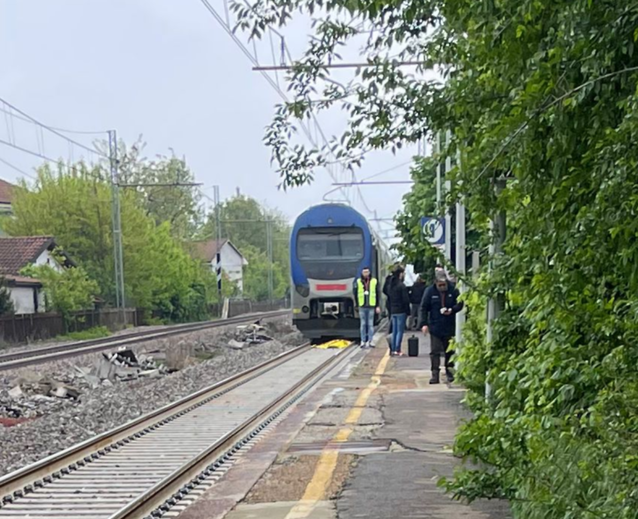 Travolta dal treno in corsa, morta una persona