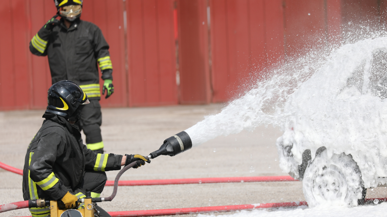 Paura a Narzole: auto prende fuoco in centro, esplosione manda in frantumi una vetrina