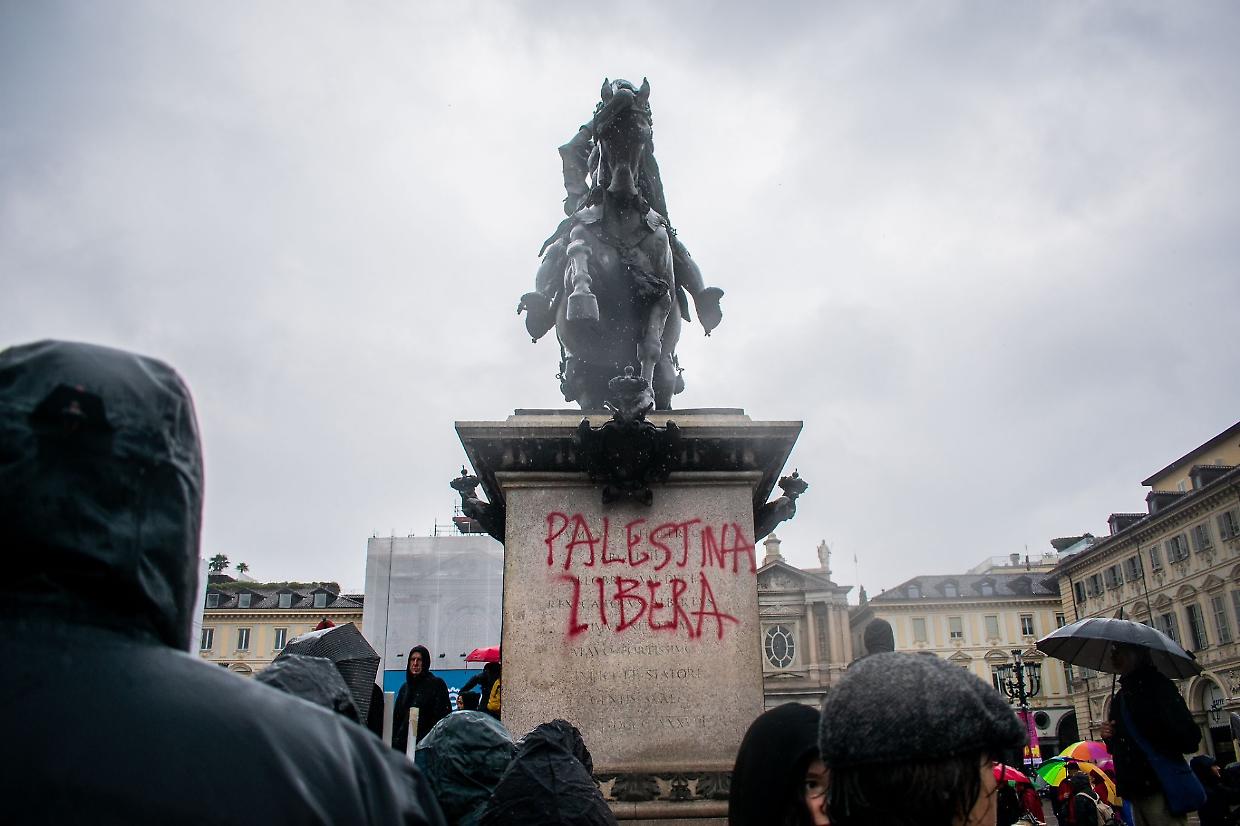 L'atto di vandalismo commesso ai danni del Cavàl 'd Brons di piazza San Carlo