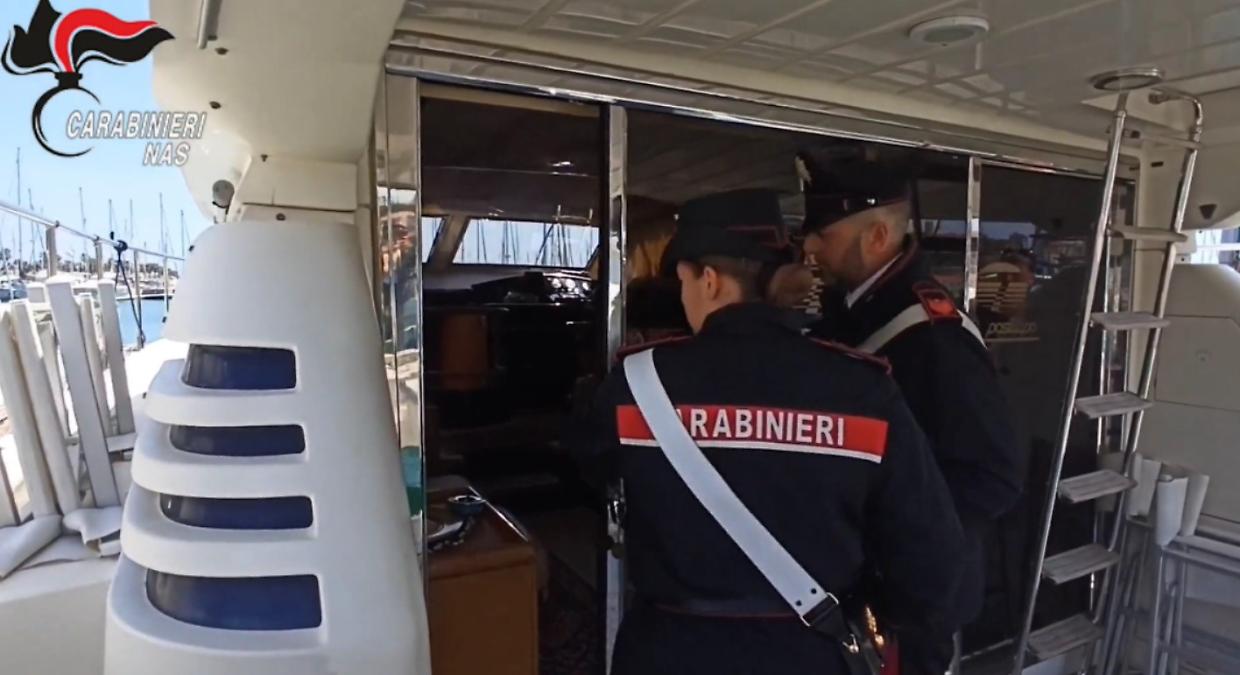 Ferrari e maxi yacht con i guadagni da dentista. Ma non si era mai laureato...